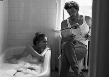 Të dëgjojmë zërin e një burri që zgjedh t’u flasë grave me ndjenjë, me mirënjohje, dhe mbi të gjitha…me dashuri