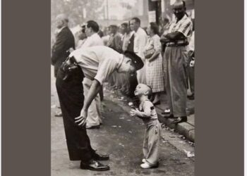 Një çast i bukur i spontanitetit nga William C. Beall, i vlerësuar me Çmimin Pulitzer në vitin 1958