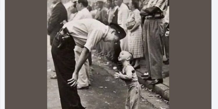 Një çast i bukur i spontanitetit nga William C. Beall, i vlerësuar me Çmimin Pulitzer në vitin 1958