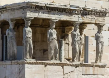 Nga historia e artit dhe arkitekturës së lashtë, Kariatidat, gratë që mbajtën peshën e një tempulli