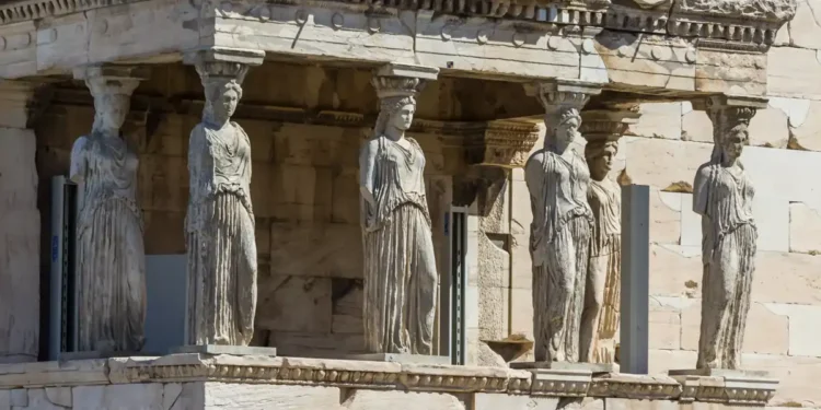 Nga historia e artit dhe arkitekturës së lashtë, Kariatidat, gratë që mbajtën peshën e një tempulli
