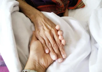 “Kur vdes nëna, fillon vdekja jonë” e ditëpasditshem dhe shndërrimi në diçka që mëkon ai shpirt për t’u përjetësuar përmes nesh