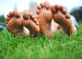 Dhe… për një çast, kufijtë e trupave tanë shndërrohen në frymë