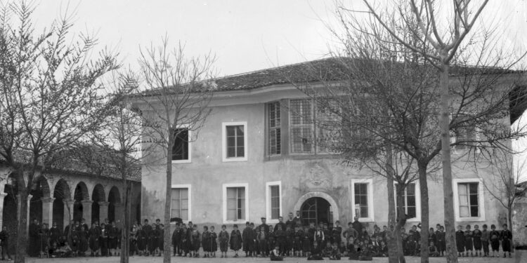 Një top në oborrin e Kolegjit të Jezuitëve, si lindi loja e topkambës (futbolli) në Shkodër