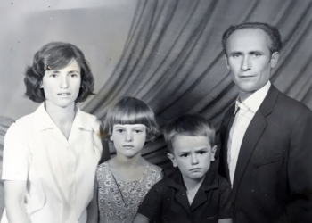 Albert Vataj, në një foto të hershme me nënën, babain dhe motrën
