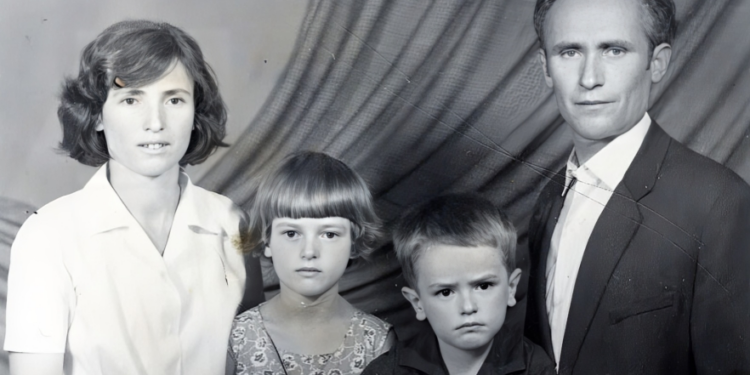 Albert Vataj, në një foto të hershme me nënën, babain dhe motrën