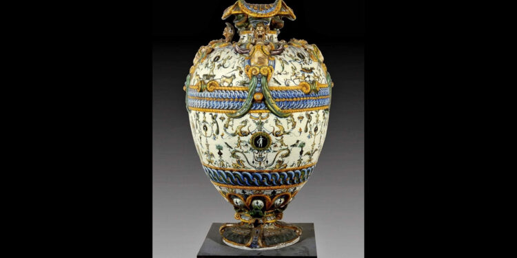 Vazoja Ceremoniale, arti italian i qeramikës, finesa dhe dekoracioni që ngjiti atë në solemnitet