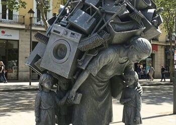 Pesha e padukshme, gruaja që mban botën mbi supe, kumt për një skulpturë që flet më shumë se fjalët