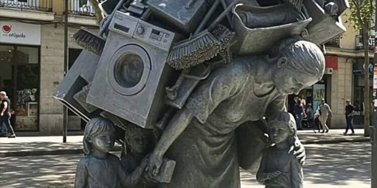 Pesha e padukshme, gruaja që mban botën mbi supe, kumt për një skulpturë që flet më shumë se fjalët