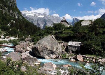 Thethi, kjo kërshëri e andshme bjeshkatore, që ther qiellin me maja dhe i zatet dheut me kulla