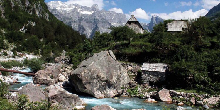 Thethi, kjo kërshëri e andshme bjeshkatore, që ther qiellin me maja dhe i zatet dheut me kulla