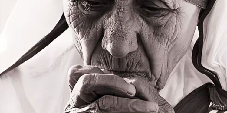 SHËN TEREZA … na thërret të gjithëve në lutje për t’i dhuruar vetes Zotin