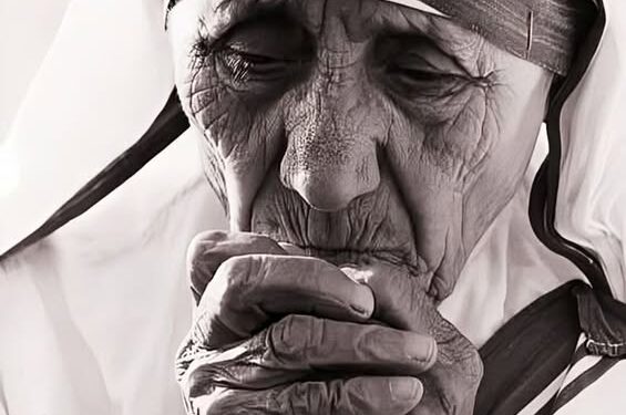 SHËN TEREZA … na thërret të gjithëve në lutje për t’i dhuruar vetes Zotin