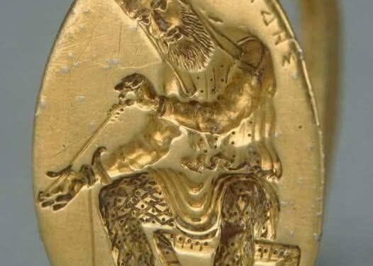 Shkëlqimi vezullues i një perandorie të lashtë, në një unazë floriri