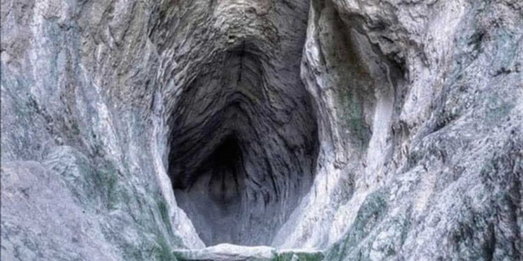 Shpella Utroba në malet Rodopë të Bullgarisë, një faltore tremijëvjeçare e pjellorisë