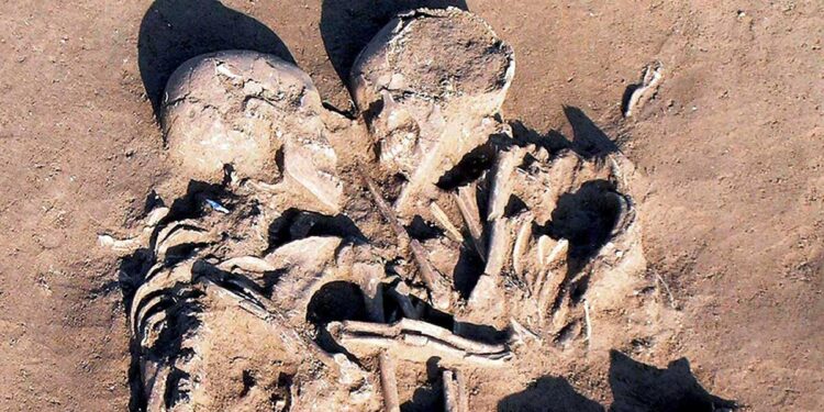 “Të dashuruarit e Mantovas”, përqafimi i neolitit që sfidon epokën e nanoshkencës