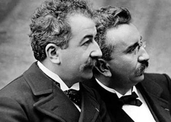 Më 28 dhjetor 1895, Paris, vëllezërit Lumière, Auguste dhe Louis, dhe babai i tyre, Antoine sollën në jetë kinematografinë