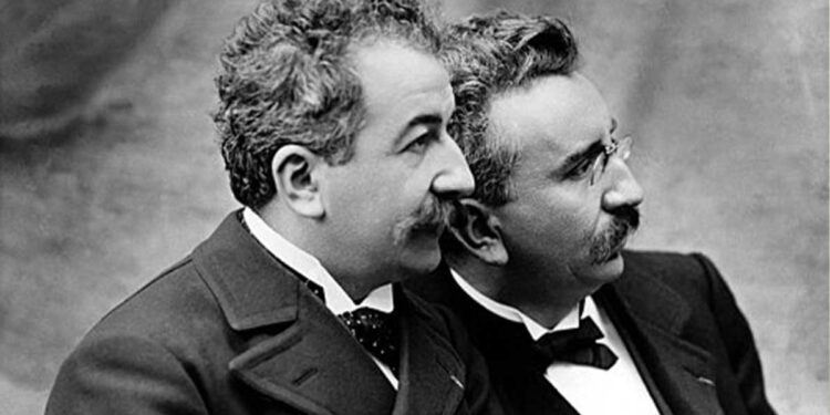 Më 28 dhjetor 1895, Paris, vëllezërit Lumière, Auguste dhe Louis, dhe babai i tyre, Antoine sollën në jetë kinematografinë