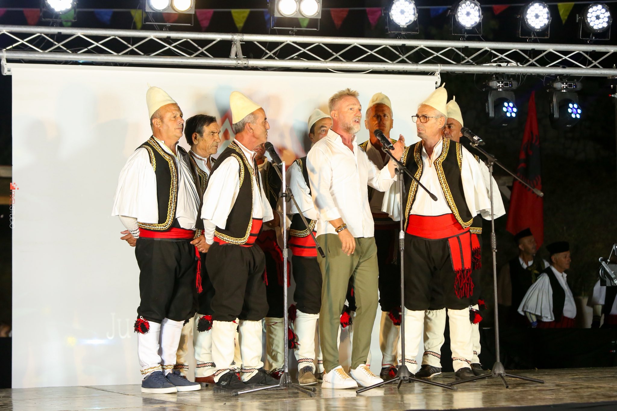 Albert Vataj “Vajza Fest 2025”, në ditën e tretë të edicionit të tretë, shpërthen me një natë spektakolare festive Grupi Polifonik Vajze