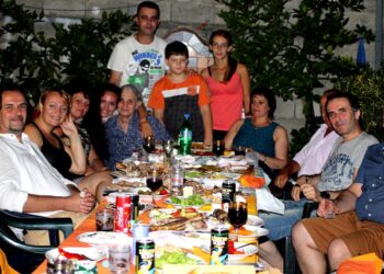 Një fotografi e 1 gushtit të vitit 2014, një mbrëmje mirëserdhjeje, një jetë më pas dhe padëshira për të qenë sërish bashkë