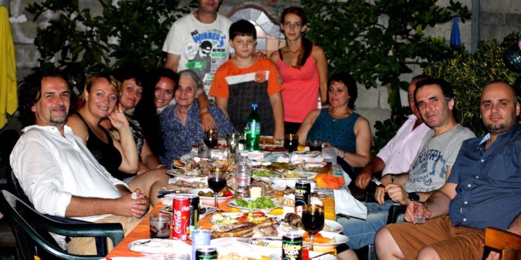 Një fotografi e 1 gushtit të vitit 2014, një mbrëmje mirëserdhjeje, një jetë më pas dhe padëshira për të qenë sërish bashkë