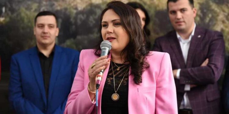 Myzafere Alija, “Ambasadore e Paqes”, gruaja që përfaqëson shpirtin e madh të përkushtimit mëmëdhetar