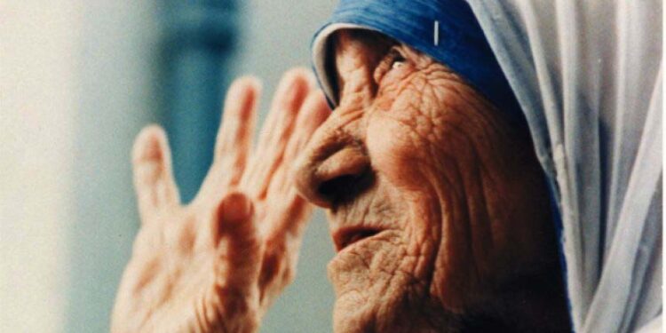 Nënë Tereza, ajo që erdhi si një frymë qiellore, si akti më i lartë i shpirtit që i dhuron njerëzimit bekimin e dashurisë