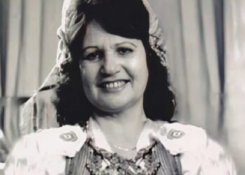 Naile Hoxha, këngëtarja që na la një trashëgimi që nuk është vetëm këngë, por është vetë kujtesa jonë shpirtërore
