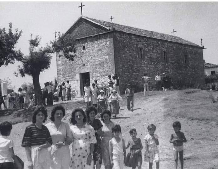 Pistull, 1992. Autori i fotos asht i ndjemi Mjeshtër shkodran, Angjelin Nenshati. Në oborr të Kishës, kur besimi tashmá asht k'ndellë mbas dimnit të gjatë (1967-1990). Në këtë kishë, janë pagëzue 2 meshtarë, të lemë në këtë katund: vllaznit, At Kostandini (1916) e Fra Shtjefen Pistulli (1922) në fillimin e shekullit '20. Kurse Imzot Simon Kulli e Dom Marjan Lumçi e kanë marrë sakramentin e pagëzimit prej Moter Marije Kaletës, kur besimi qe i ndalun e kisha e mbyllun. Edhe unë jam pagëzue e krezmue në këtë kishë. Foton që mua më erdhi si dhuratë, po e bashkëndaj, së pari me pistullorët, kudo ku janë. 