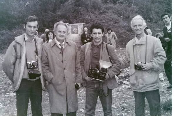 Fotografi nga Paul PalushiNë foto Leon Nenshati, Mikel Prennushi, Michel Setboun dhe Angjelin Nenshati te rrënojat e Kishës së Zojës, 1991