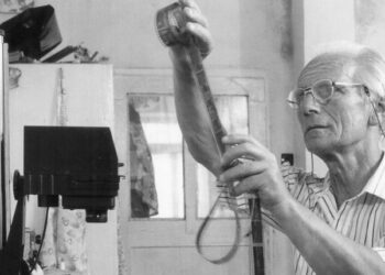 Fotografi Shkodran Angjelin Nenshati gjate nje momenti pune ne studion e tij