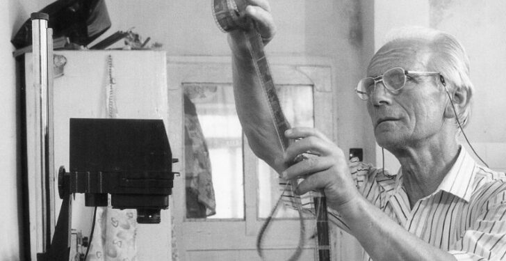 Fotografi Shkodran Angjelin Nenshati gjate nje momenti pune ne studion e tij