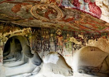 Derinkuyu në Kapadokia, qyteti nëntokësor që sfidon imagjinatën dhe e bën historinë të marrë frymë në thellësitë e tokës