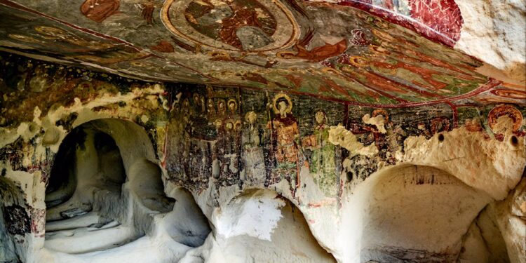 Derinkuyu në Kapadokia, qyteti nëntokësor që sfidon imagjinatën dhe e bën historinë të marrë frymë në thellësitë e tokës