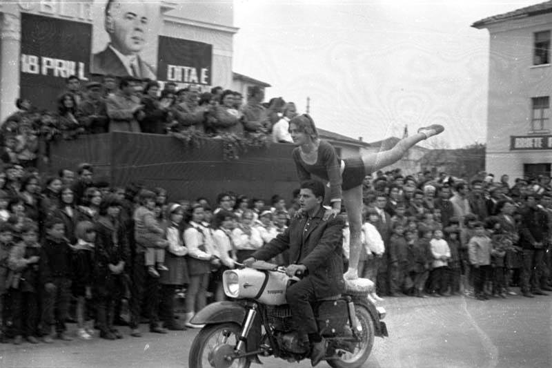 Angjelin Nenshati, Manifestim në ditën e pionerëve, film rul, 24x36mm, 1971