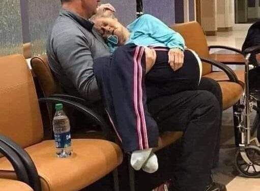 Djali qe mban nenen ne preher_Albert Vataj