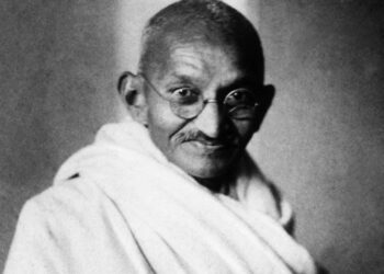 Mahatma Gandhi na këshilloi: “Mos lejoni që zemra juaj të largohet nga ata që duan ta dëgjojnë atë se si rreh”