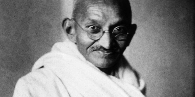 Mahatma Gandhi na këshilloi: “Mos lejoni që zemra juaj të largohet nga ata që duan ta dëgjojnë atë se si rreh”
