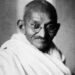 Mahatma Gandhi na këshilloi: “Mos lejoni që zemra juaj të largohet nga ata që duan ta dëgjojnë atë se si rreh”