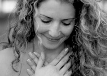 Gruaja, ajo që mëkon dhe mbron me shpirtin e saj hyjnor, dashurinë dhe jetën