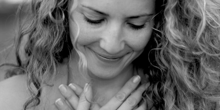 Gruaja, ajo që mëkon dhe mbron me shpirtin e saj hyjnor, dashurinë dhe jetën