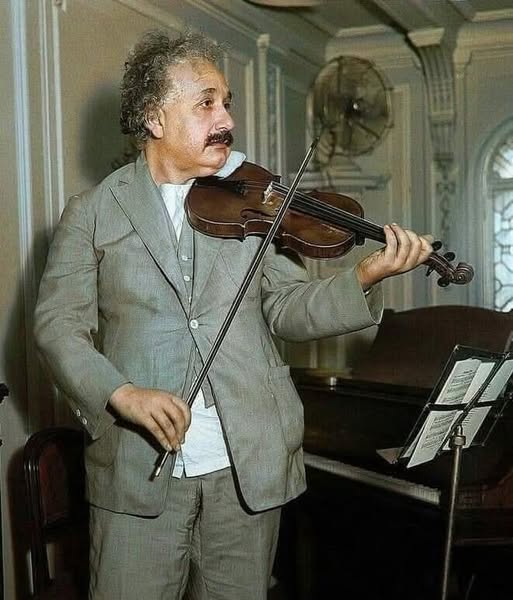 Albert Ajnshtajn, fizikanti që adhuronte muzikën po aq sa edhe shkencën_Albert Vataj
