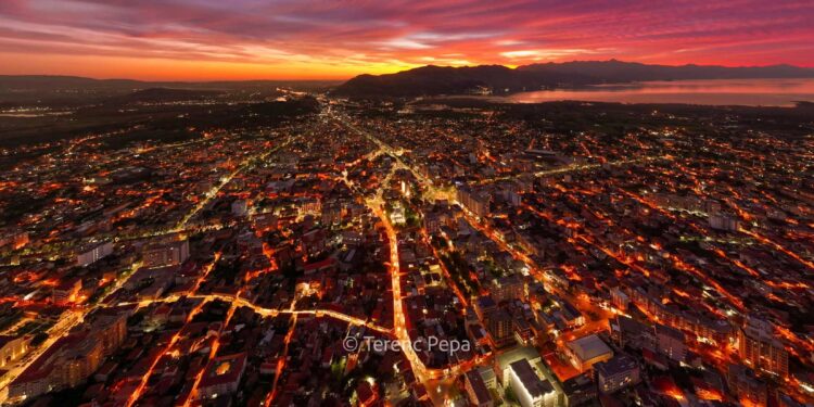 Kur Shkodrën e kall prenimi, dhe florini i dritave cyt çdo prag n’dehjen e solemnitetit të mramjes