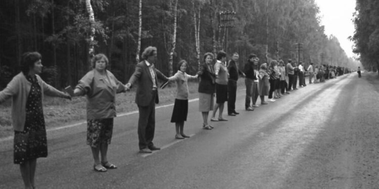 Zinxhiri njerëzor 700 kilometra për liri i “Rrugës Baltike”, solidariteti paqësor që hyri në histori