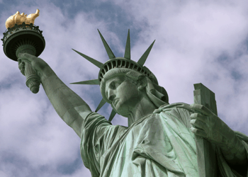 Nju Jork, 28 tetor 1886, kur “flaka” Statuja e Lirisë ndezi diellin që ndriçoi rrugën drejt ëndrrave