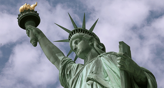 Nju Jork, 28 tetor 1886, kur “flaka” Statuja e Lirisë ndezi diellin që ndriçoi rrugën drejt ëndrrave