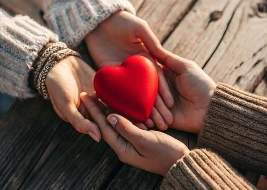 Gjuha ime e dashurisë është të mos kem nevojë të kërkoj… por të bekohem nga kujtesa, prania dhe kujdesi yt