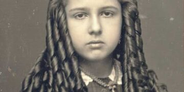 12-vjeçarja që mbeti anonim, por i dha një zë të vërtetë estetikës viktoriane të modës së flokëve dhe përkushtimit të një babai