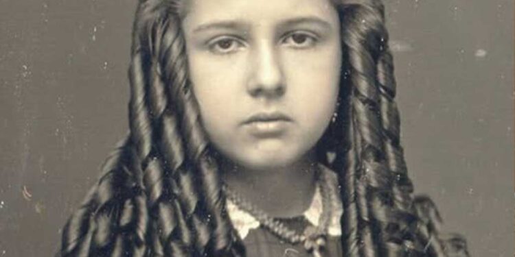 12-vjeçarja që mbeti anonim, por i dha një zë të vërtetë estetikës viktoriane të modës së flokëve dhe përkushtimit të një babai