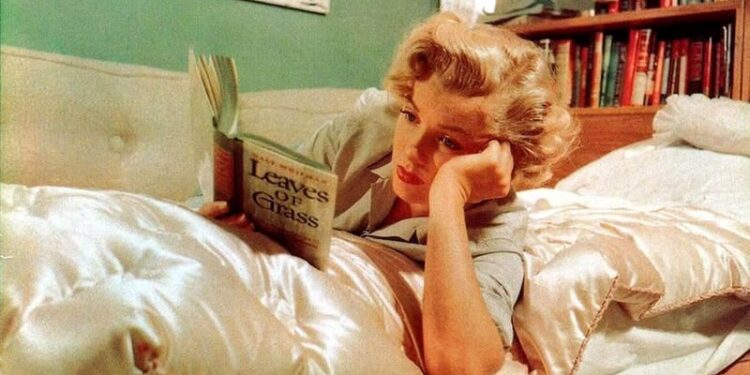 Marilyn Monroe jo vetëm një yll, por edhe shkëlqimi i një shpirti që u skalit në pasionin për poezinë dhe letërsinë